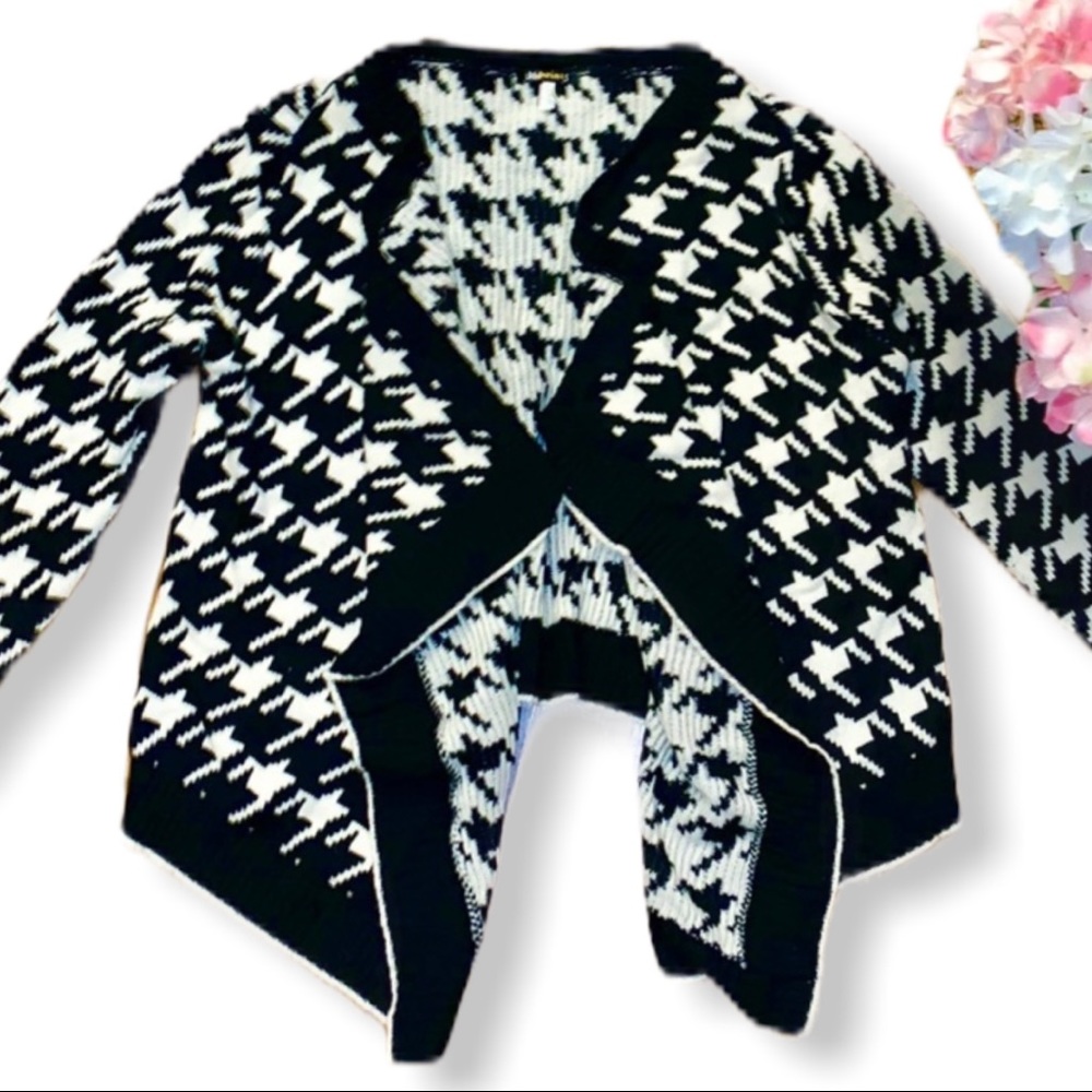 💕3/$25‼️💕36 POINT 5 CARDIGAN BLACK/WHITE